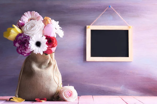 Bukiet kwiatów w worek z juty i tablica — Zdjęcie stockowe