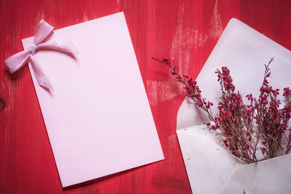 带花的信封和空白的信息卡片 — 图库照片