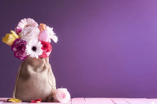 Bukiet mieszany kwiatów w worek z juty ładny — Zdjęcie stockowe