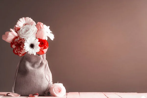 Bukiet kwiatów zróżnicowane w worek z juty — Zdjęcie stockowe