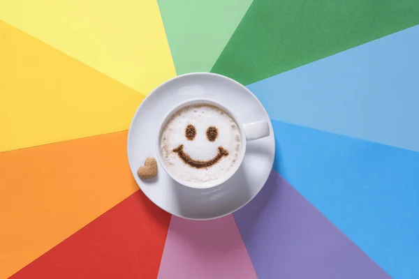 Café y cara sonriente en el fondo del arco iris —  Fotos de Stock