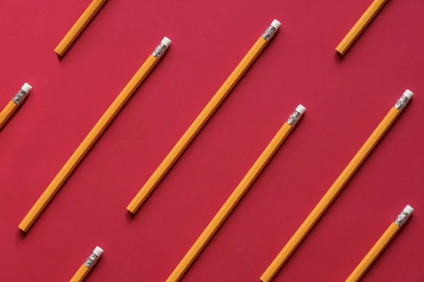 Gul trä penna på röd bakgrund — Stockfoto