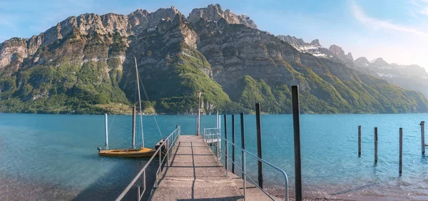 Pier di danau alpine dan pegunungan — Stok Foto