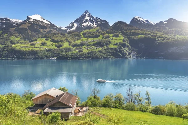 Swiss alpen dan gunung danau pada musim semi — Stok Foto