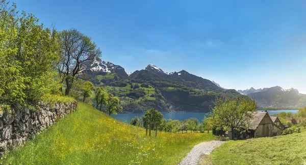 Zwitserse dorp in de bergen van de Alpen — Stockfoto