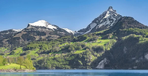 Montañas y lago de los Alpes suizos en un día soleado —  Fotos de Stock