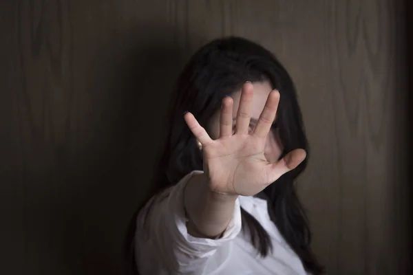 Жінка з розтягнутою рукою як символ зупинки — стокове фото