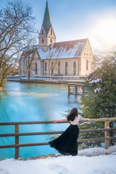 Vrouw mediteren op blauwe water lakeshore — Stockfoto