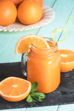 Bir mason kavanoza taze portakal suyu