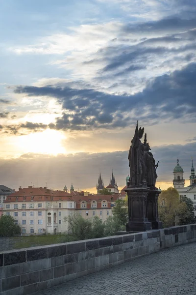 Sonnenaufgang über Prag und Karlsbrücke — Stockfoto