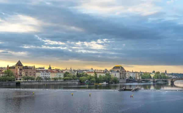 Río Moldava y la ciudad de Praga al amanecer — Foto de Stock
