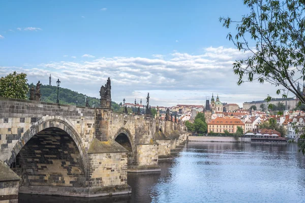 查尔斯桥 捷克建筑在哥特式样式与巴落克式的雕像 横渡伏尔塔瓦河河和布拉格城市 在捷克共和国 — 图库照片