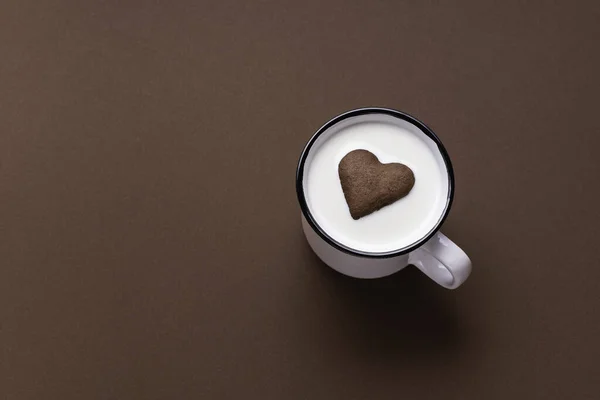 Galleta en forma de corazón y leche tibia. Trato romántico y lindo —  Fotos de Stock