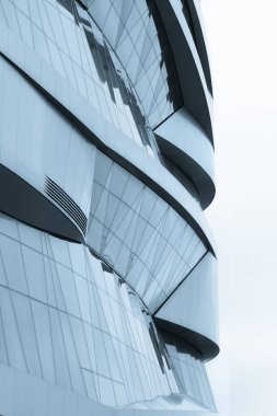 Dışarıdaki ofis binası. Eğri duvarlı modern mimari.