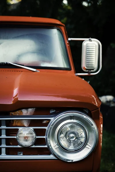 Vintage pick-up z bliska. Widok z przodu starego czerwonego samochodu — Zdjęcie stockowe