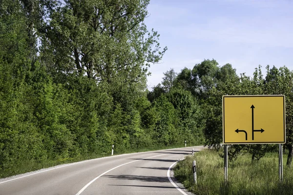 Üres út és utcatábla irányjelző nyilakkal. Kereszteződési tábla — Stock Fotó