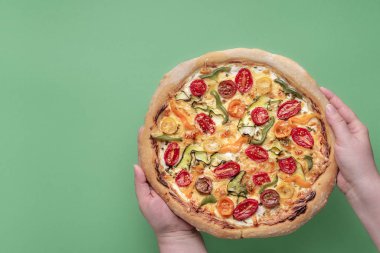 Yeşil arka planda pizza primaverası. İtalyan vejetaryen pizzası