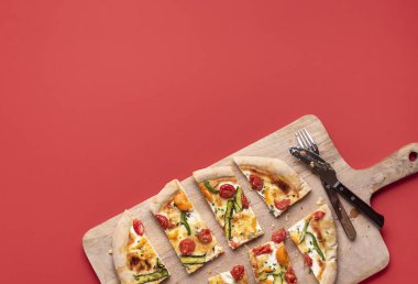 Tahtada dilimlenmiş pizza primaverası. Bahar vejetaryen pizzası