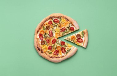 Pizza primavera ve bir dilim. Tek parça vejetaryen pizza. 