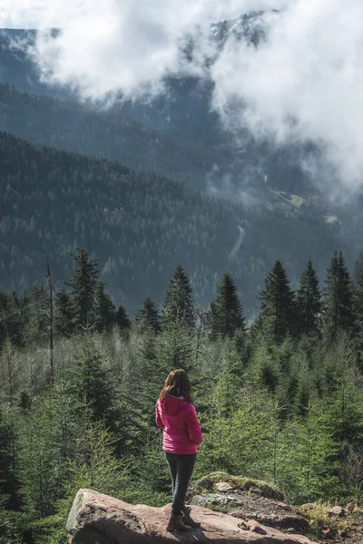 Fille contemplant la vue sur les montagnes dans la Forêt Noire Allemagne — Photo