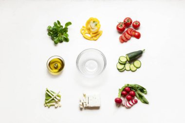 Salata malzemeleri ve boş kase. Yaz salatası yapıyorum. Yemek pişirme