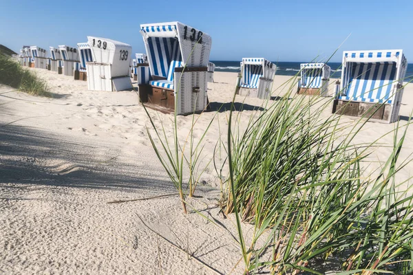 Cena de praia com grama de marram e cadeiras desfocadas em Sylt islan — Fotografia de Stock