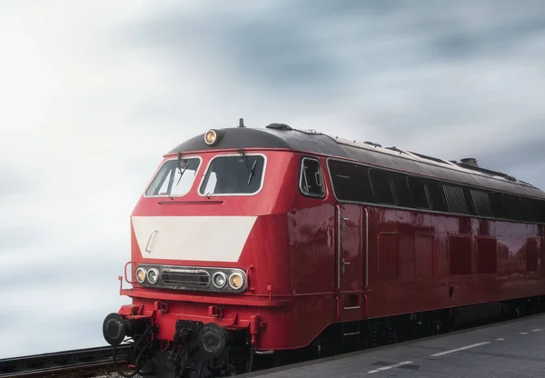 Train de locomotive et quai ferroviaire. Locomotive rouge vintage — Photo