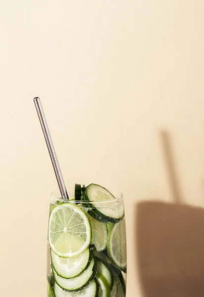 Lemonade glass with cucumber and lime. Summer cocktail. Close-up — Stock Photo, Image