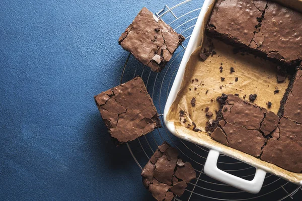 Koláčky na pánvi a na chladícím tácu. Domácí brownies — Stock fotografie