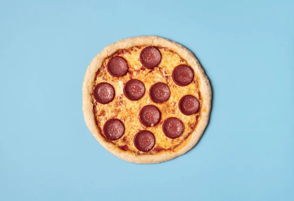 Pizzasalami auf blauem Hintergrund. ganze Pizza-Peperoni. Lebensmittel — Stockfoto