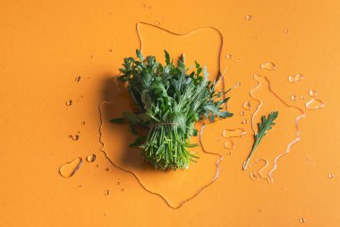 Arugula demeti turuncu arka planda su sıçraması
