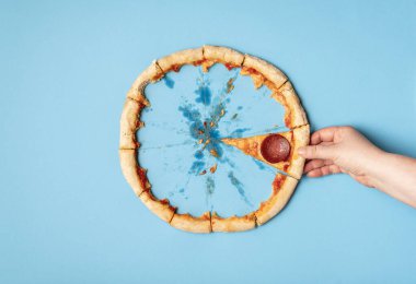 Pizzanın son dilimini alıyorum. Pizza salamı ve yemek artıkları yemek.