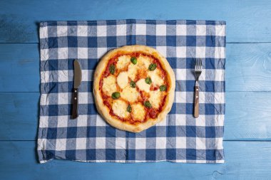 Margherita pizzası bavyera dekorunda. Oktoberfest yemekleri