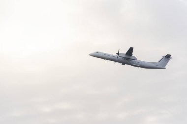 Gökyüzünde uçan yolcular. Havada beyaz uçak var.