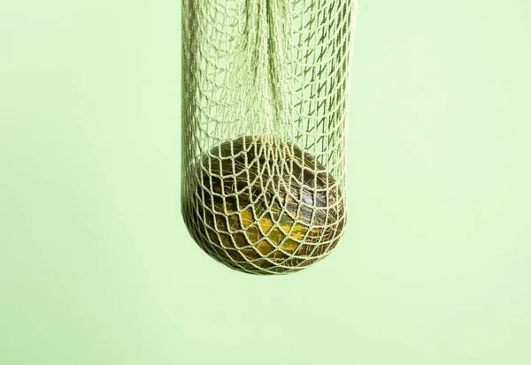 Melon w zielonej torbie wielokrotnego użytku. Ekologiczna torba z melonem — Zdjęcie stockowe