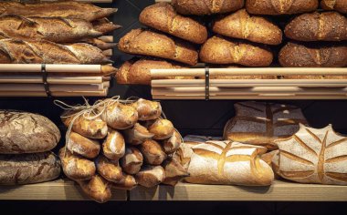 Fırın ahşap raflarında ekmek çeşitleri. Ekmek dükkanı