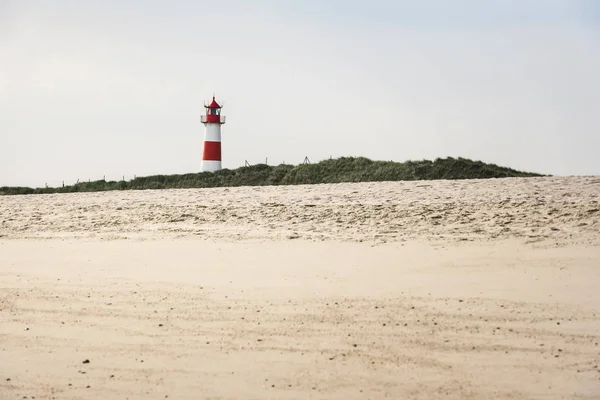 Leuchtturm am Strand an sonnigen Sommertagen auf Sylt — Stockfoto