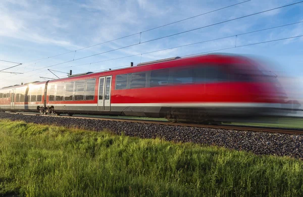 Nagy sebességű német vonat halad át a természeten. Nyári utazás — Stock Fotó