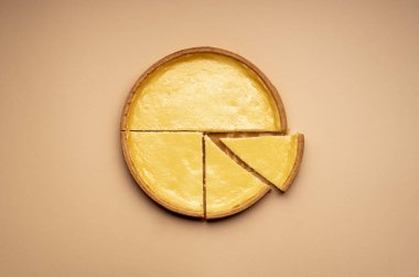 Sarı arka planda cheesecake. Minimum düzlük