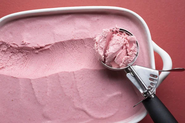 Ice cream scoop close-up. Raspberry ice cream homemade — Stock Photo, Image