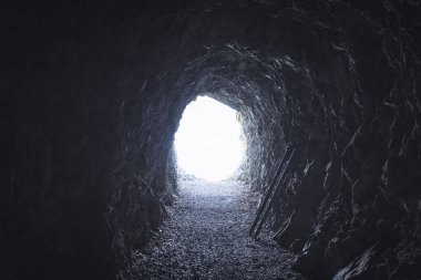 Yeraltı tüneli. Çıkışta ışık var. Walensee Gölü 'nün yanındaki dağda. Tünelin sonunda ışık var. Mağara çıkışı. Kaya duvarları.
