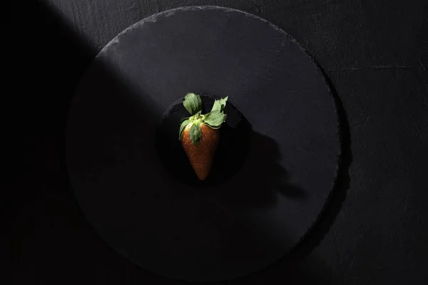 Organic Strawberry Black Platter Harsh Shadow Black Background View One — Stock Photo, Image