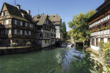 Fransa 'nın Alsace kentindeki Strasbourg şehrinde yaz manzarası. III. Nehir kıyısında Alsas mimarisi olan binalar. Ünlü seyahat yeri.