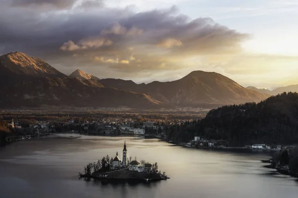 Paisaje Ensangrentado Amanecer Con Los Alpes Julianos Luz Dorada Lago —  Fotos de Stock