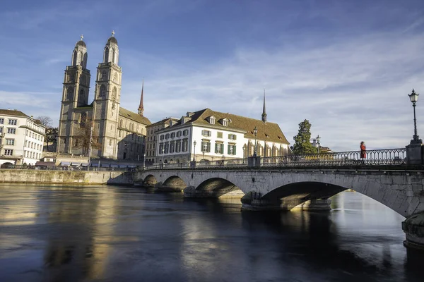 Paisaje Urbano Ciudad Zurich Con Iglesia Munster Puente Sobre Río —  Fotos de Stock