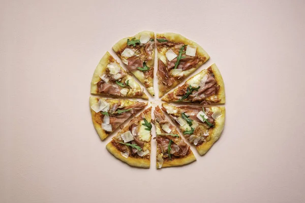 Pizza salamı ve bir parça eksik. Dilimsiz sıcak pizza. — Stok Foto