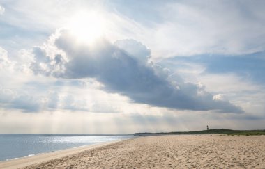 Güneşli bir yaz gününde güzel mavi gökyüzü olan Sylt Adası manzarası. Kuzey Denizi, Almanya 'da uzak tatil beldesi