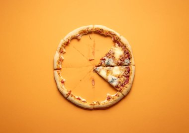 Quattro formaggi pizza dilimleri ve dikişsiz portakal artığı. 4 peynirli pizza yemiş. İki dilim peynirli pizza. Geleneksel İtalyan yemekleri..