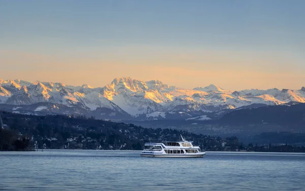 Ελβετικές Άλπεις Βουνά Ηλιοβασίλεμα Και Ένα Άδειο Πλοίο Που Πλέουν — Φωτογραφία Αρχείου