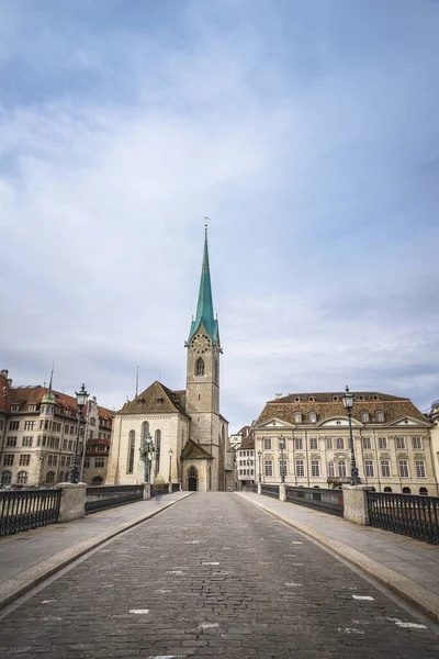 Munsterbrucke 다리가 취리히의 Fraumunster 교회와 스위스 취리히의 — 스톡 사진